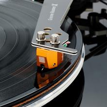 Vertere DG-X Turntable close-up view of the Sabre cartridge
