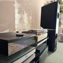 The ripcaster Linn Klimax DSM in black.  It's playing Night Running by Cage the Elephant through ROON.  There is a Kudos 808 black speaker in the background