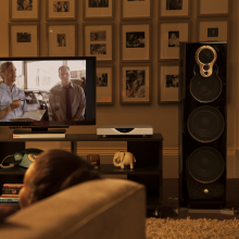 Linn Klimax DS to the right of a television with a Klimax, 350 speaker the other side.