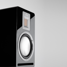 Audiovector QR1 in piano black - close-up