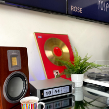 Rose RS-201E Streamer, DAC and amplifier with the time display and an Audiovector speaker