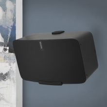 Flexson Wall Mount Play5 x1 in black with a black Sonos Play:5 mounted on a dark blue wall. 