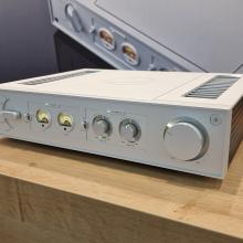 HiFi Rose RA280 in silver on a wooden table