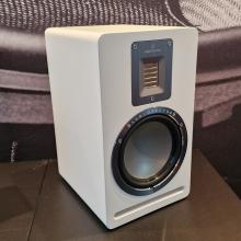 Audiovector QR1 in white on a table
